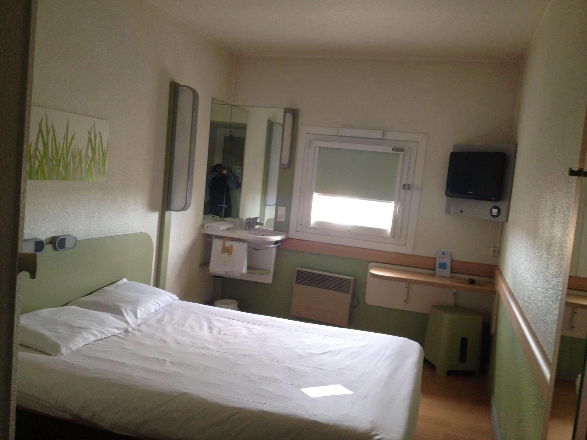 B&B Hotel Cergy П'єррле Екстер'єр фото