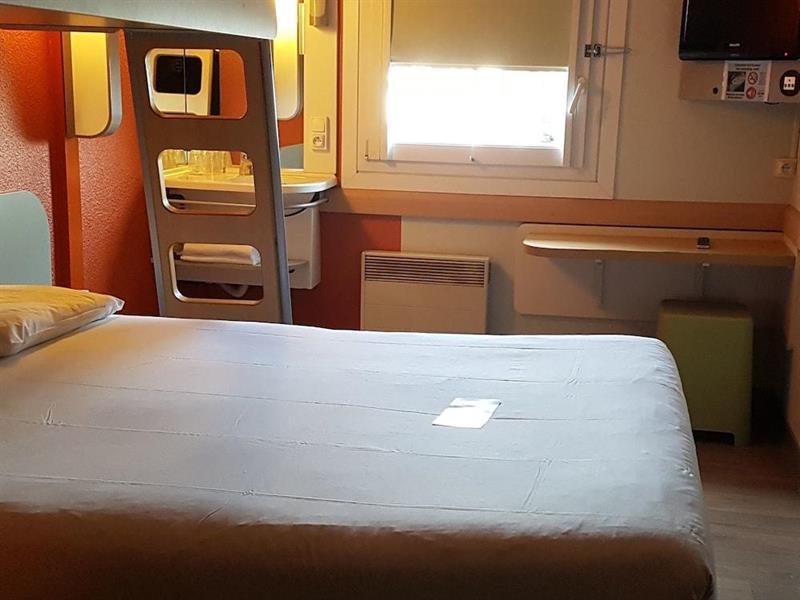 B&B Hotel Cergy П'єррле Екстер'єр фото